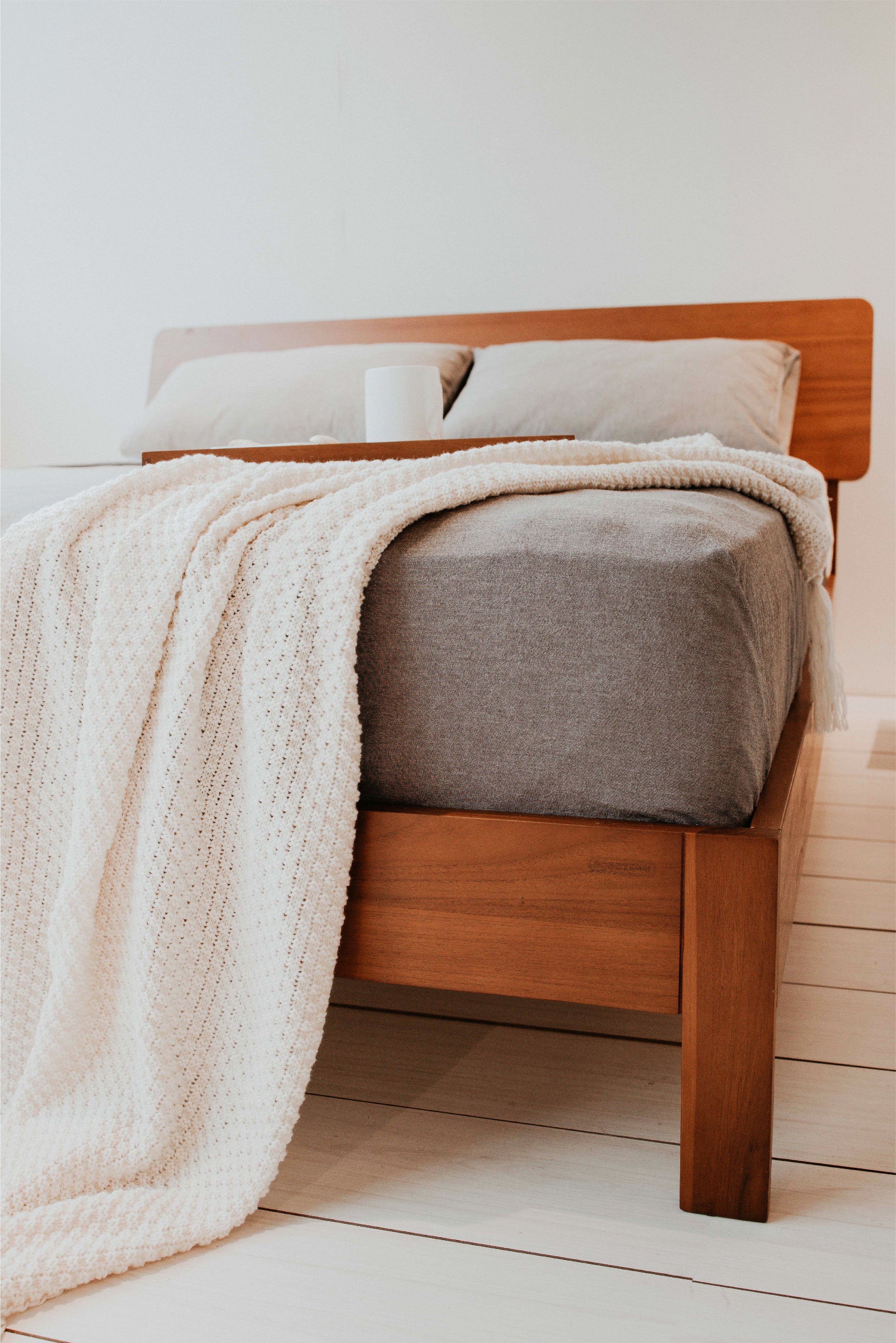 LEN 5FT QUEEN BED FRAME
