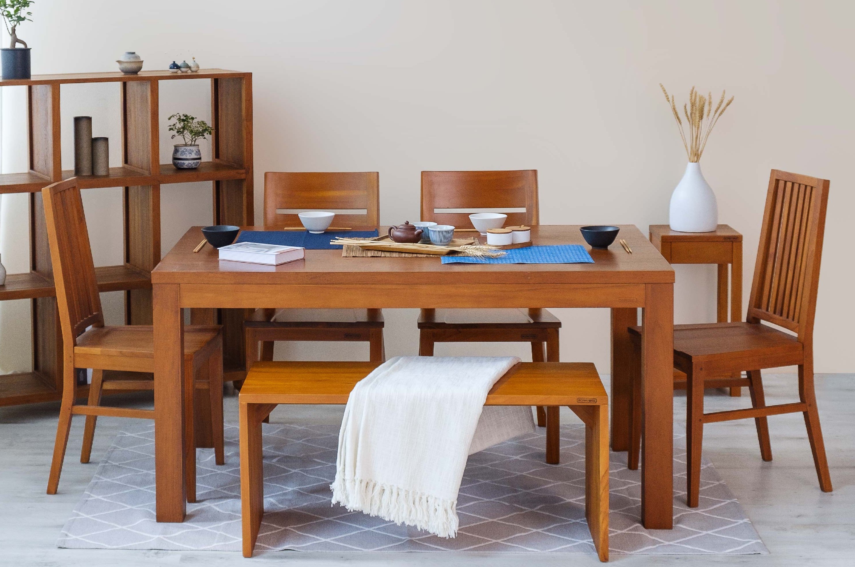 LOIS 135CM DINING TABLE
